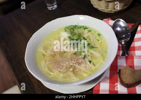 Es ist eine Hühnersuppe im Restaurant Stockfoto