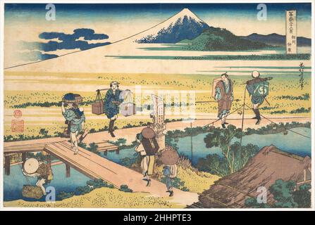 Nakahara in der Provinz Sagami (Sōshū Nakahara), aus der Serie 36 Ansichten des Fuji-Berges (Fugaku sanjūrokkei) ca. 1830–32 Katsushika Hokusai Japanisch fasziniert vom kompositorischen Potenzial der Dielenbrücke im Vordergrund des oberen Drucks scheint Hokusai sie ausgestreckt und als zentrales strukturierendes Motiv im unteren Druck verwendet zu haben. Wie eine Bühne findet jede Aktion auf oder innerhalb des durch die Holzstruktur geschaffenen Raumes statt. Hokusais Tendenz, die Gipfelform des Berges im gesamten Design eines Aufdrucks zu wiederholen, zeigt sich hier auch in der Konstruktion der strohgedeckten Dächer Stockfoto