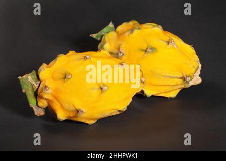 Gelbe Drachenfrucht auf schwarzem Hintergrund Stockfoto