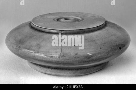 Wassertopf 19th Jahrhundert China. Wassertopf. China. 19th Jahrhundert. Porzellan mit türkisfarbener Glasur (Jingdezhen Ware), Elfenbeindeckel. Qing-Dynastie (1644–1911). Keramik Stockfoto