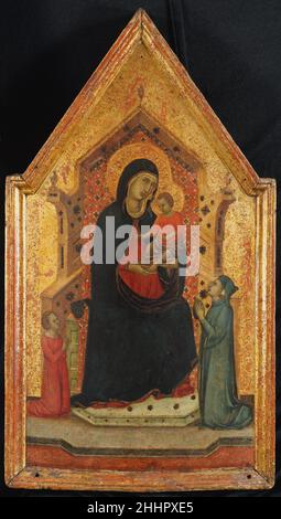 Madonna mit Kind thront mit zwei Spenderinnen 1315–30 Goodhart Duccciesque Meister Italienisch. Madonna mit Kind thront mit zwei Spenderinnen. Goodhart Duccciesque Master (Italienisch, Siena, aktiv ca. 1315–30). 1315–30. Tempera auf Holz, goldgeschliffen. Gemälde Stockfoto