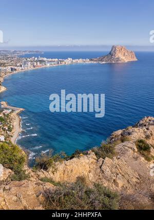 Urbanisierte Zone, Bucht von Calpe und der Felsen von Ifach (oder Penyal d'IFAC oder Peñón de Ifach), Calpe (oder Calp), Provinz Alicante, Bundesland Valencia, Spanien. Stockfoto