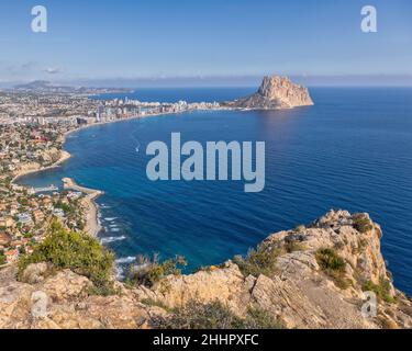 Urbanisierte Zone, Bucht von Calpe und der Felsen von Ifach (oder Penyal d'IFAC oder Peñón de Ifach), Calpe (oder Calp), Provinz Alicante, Bundesland Valencia, Spanien. Stockfoto