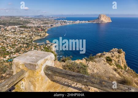 Urbanisierte Zone, Bucht von Calpe und der Felsen von Ifach (oder Penyal d'IFAC oder Peñón de Ifach), Calpe (oder Calp), Provinz Alicante, Bundesland Valencia, Spanien. Stockfoto