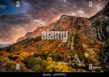 Die Canyon-Wand verhüllte sich in ihren Herbstfarben Stockfoto