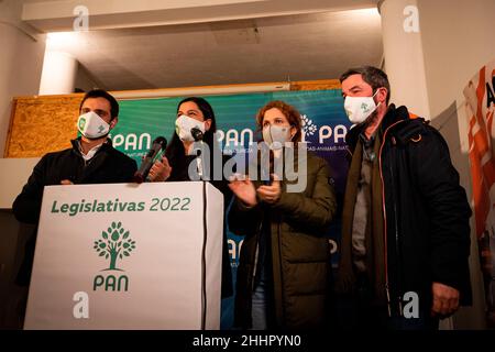 Porto, Portugal. 24th Januar 2022. Inês de Sousa Real (2L) gibt letzte Bemerkungen zum Abschluss der Kundgebung ab.die pessoas Animais e Natureza (PAN)-Kundgebung in Espaço PAN, Porto, stellt die wichtigsten Ideen der Partei vor, die am kommenden Sonntag für die Parlamentswahlen kandidiert. (Foto von Teresa Nunes/SOPA Images/Sipa USA) Quelle: SIPA USA/Alamy Live News Stockfoto