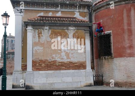 Spiderman besteigt die Paläste von Venedig. Venedig, Italien, 23. Februar 2020. Stockfoto