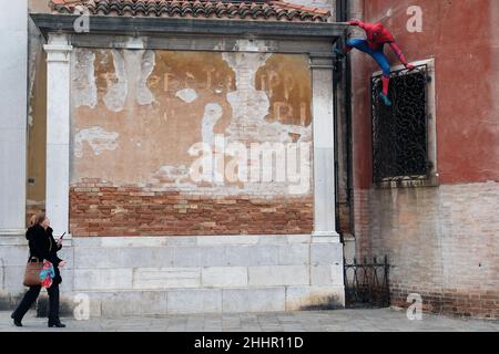 Spiderman besteigt die Paläste von Venedig. Venedig, Italien, 23. Februar 2020. Stockfoto