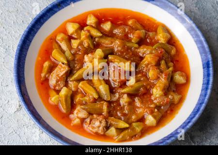 Bamya, traditionelle türkische Küche. (Türkische Küche) hausgemachte Speisen Okra in Teller. Bio-Lebensmittel. Stockfoto