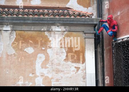 Spiderman besteigt die Paläste von Venedig. Venedig, Italien, 23. Februar 2020. Stockfoto