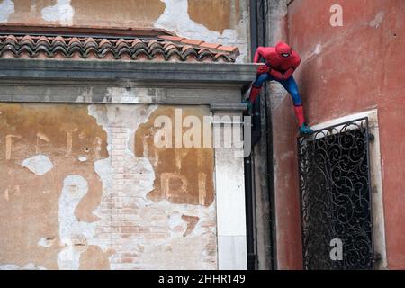 Spiderman besteigt die Paläste von Venedig. Venedig, Italien, 23. Februar 2020. Stockfoto