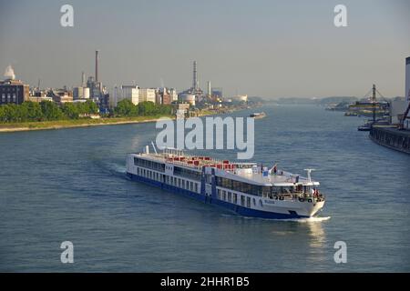 Deutschland, Rheinland-Pfalz, Ludwigshafen am Rhein, Bootsfahrten auf dem Rhein und BASF-Industrieanlagen Stockfoto