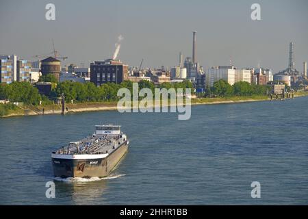 Deutschland, Baden-Württemberg, Mannheim, Bargentransport von Kohlenwasserstoffen über den Rhein zwischen Mannheim und Ludwigshafen am Rhein Stockfoto