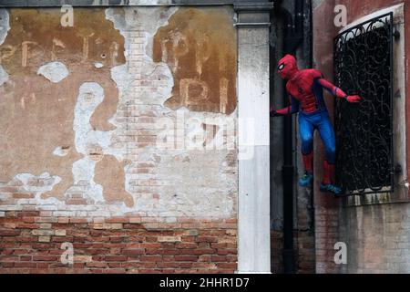 Spiderman besteigt die Paläste von Venedig. Venedig, Italien, 23. Februar 2020. Stockfoto