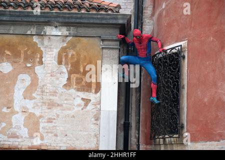 Spiderman besteigt die Paläste von Venedig. Venedig, Italien, 23. Februar 2020. Stockfoto