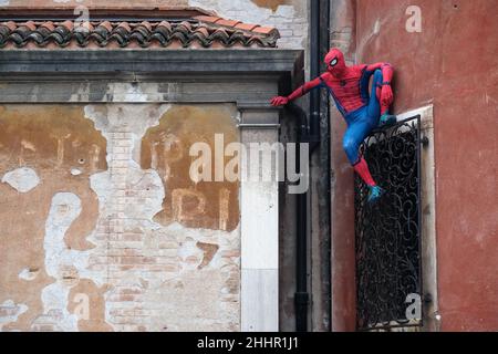 Spiderman besteigt die Paläste von Venedig. Venedig, Italien, 23. Februar 2020. Stockfoto