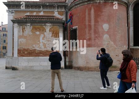 Spiderman besteigt die Paläste von Venedig. Venedig, Italien, 23. Februar 2020. Stockfoto