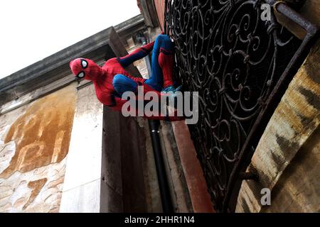 Spiderman besteigt die Paläste von Venedig. Venedig, Italien, 23. Februar 2020. Stockfoto