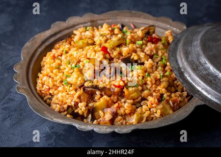 Traditionelle türkische Küche; Bulgur Pilaf mit Auberginen und Gemüse. (Türkischer Name; Patlicanli bulgur pilavi) Stockfoto