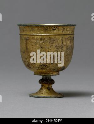 Stem Cup Ende des 7th. Bis Anfang des 8th. Jahrhunderts in China. Stielbecher. China. Ende des 7th.–Anfang des 8th. Jahrhunderts. Vergoldete Bronze mit gejagten und gestanzten Motiven. Tang-Dynastie (618–907). Metallverarbeitung Stockfoto