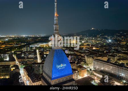 Logo des Eurovision Song Contest auf der Mole Antoneliana. Die Ausgabe 66th findet im Mai 2022 in Turin statt. Turin, Italien - Januar 2022 Stockfoto