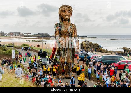 Eine zehn Meter hohe mythische Göttin des Meeres, feiert unsere Küsten und Gewässer und die Notwendigkeit, sie am Fringe by the Sea von North Berwick, August 15 2021, zu schützen. Storm wurde von der in Edinburgh ansässigen visuellen Theaterkumikfirma Vision Mechanics entwickelt und erstmals im Rahmen von Celtic Connections 2020 vorgestellt. Es wird wieder einmal aus den Ozeanen aufsteigen, um an Land zu gehen. Als Teil des Jahres der Küsten und Gewässer ist Sturm eine wahre Folklore, die in den Gewässern um Schottland lebt und an Land kommt, um die Geschichte der Ozeane in der Krise zu erzählen. Kredit: Euan Cherry Stockfoto