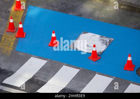 Ein neuer Behindertenparkplatz wird an einer Stadtstraße gestrichen. Barrierefreiheit im Stadtkonzept Stockfoto