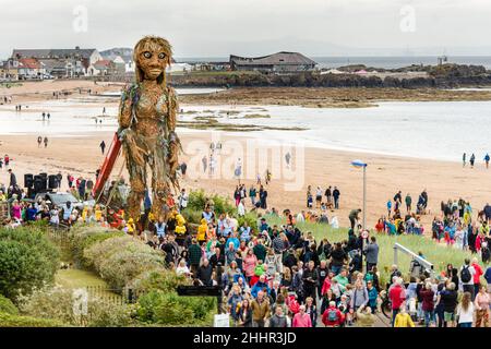 Eine zehn Meter hohe mythische Göttin des Meeres, feiert unsere Küsten und Gewässer und die Notwendigkeit, sie am Fringe by the Sea von North Berwick, August 15 2021, zu schützen. Storm wurde von der in Edinburgh ansässigen visuellen Theaterkumikfirma Vision Mechanics entwickelt und erstmals im Rahmen von Celtic Connections 2020 vorgestellt. Es wird wieder einmal aus den Ozeanen aufsteigen, um an Land zu gehen. Als Teil des Jahres der Küsten und Gewässer ist Sturm eine wahre Folklore, die in den Gewässern um Schottland lebt und an Land kommt, um die Geschichte der Ozeane in der Krise zu erzählen. Kredit: Euan Cherry Stockfoto