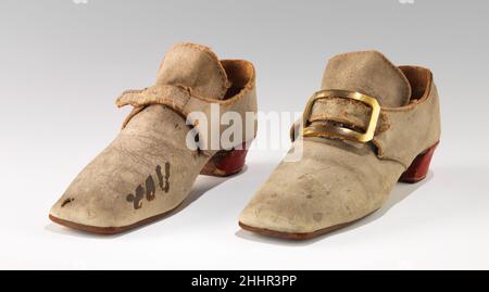 Schuhe 1740–79 Britisch Obwohl Herrenschuhe im Vergleich zu Damenschuhen eher schlicht sind, hat sie doch ihre dekorativen Aspekte, wie das helle Wildleder und die roten Absätze auf diesem Paar Latchet-Schuhe für Männer zeigen. Die rote Ferse war ein populärer aristokratischer Eingebilde, der auf den französischen Hofstilen des 17th. Jahrhunderts basierte und im Jahr 1770s allgemein verwendet wurde. Obwohl der ursprüngliche Besitzer nicht bekannt ist, gingen diese Schuhe später von Sir William Quiller Orchardson, R.A. (1832-1910) an seinen Freund John Pettie, R.A. (1839-1893), die beide bekannte schottische Maler waren und die uns vielleicht haben Stockfoto