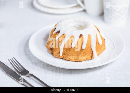 Osterkuchen mit bunten Eiern in einem Schokoladennest auf weißem Hintergrund. Happy Easter Konzept. Dessert auch als Kuglof bekannt Stockfoto