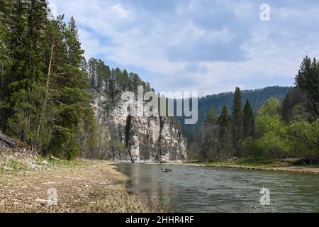 Felsen am Ufer des Zilim. Frühling im Naturpark Zilim in Bashkiria, der Uralregion Russlands. Stockfoto