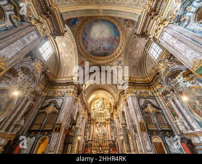 BH, Cuneo, Piemont, Italien - 28. Oktober 2021: Innenraum der Pfarrkirche Sant Andrea Apostolo im Barockstil (17th. Jahrhundert) Stockfoto