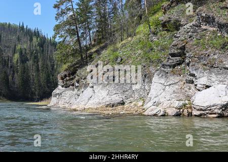 Felsen am Ufer des Zilim. Frühling im Naturpark Zilim in Bashkiria, der Uralregion Russlands. Stockfoto