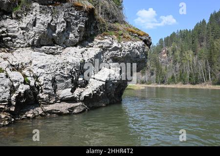 Felsen am Ufer des Zilim. Frühling im Naturpark Zilim in Bashkiria, der Uralregion Russlands. Stockfoto