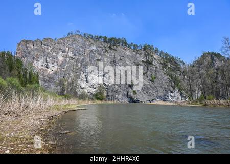 Felsen am Ufer des Zilim. Frühling im Naturpark Zilim in Bashkiria, der Uralregion Russlands. Stockfoto