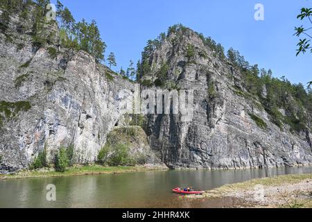 Felsen am Ufer des Zilim. Frühling im Naturpark Zilim in Bashkiria, der Uralregion Russlands. Stockfoto