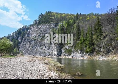 Felsen am Ufer des Zilim. Frühling im Naturpark Zilim in Bashkiria, der Uralregion Russlands. Stockfoto