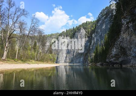 Felsen am Ufer des Zilim. Frühling im Naturpark Zilim in Bashkiria, der Uralregion Russlands. Stockfoto