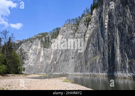 Felsen am Ufer des Zilim. Frühling im Naturpark Zilim in Bashkiria, der Uralregion Russlands. Stockfoto