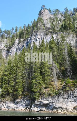 Felsen am Ufer des Zilim. Frühling im Naturpark Zilim in Bashkiria, der Uralregion Russlands. Stockfoto