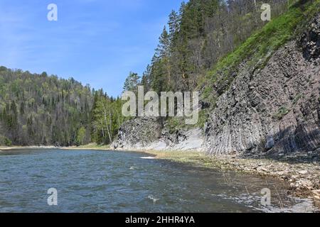 Felsen am Ufer des Zilim. Frühling im Naturpark Zilim in Bashkiria, der Uralregion Russlands. Stockfoto