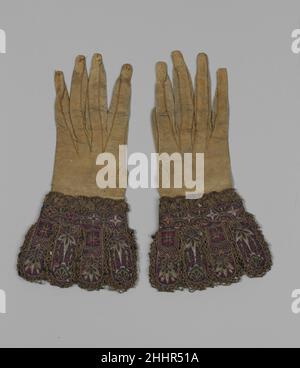 Handschuhpaar erste Hälfte des 17th. Jahrhunderts Britisch der hochqualifizierte Hersteller, der diese Handschuhe ausführte, wählte ein kompliziertes Design – floral und dennoch geometrisch –, das auf die einfacheren Versionen in Musterbüchern des frühen 17. Jahrhunderts anspielt. Wie Gelehrte darstellten, stellten Musterbücher für Handarbeiten und Schnüren, die an Frauen der gehobenen Klasse vermarktet wurden, eine Gelegenheit für Aufwärtsmobilität zu einer Zeit dar, als Reichtum teilweise in feinen Besitztümern gemessen wurde. Die Elite-Klassen könnten Künstler und Profis einstellen, um zu entwerfen und durchzuführen, und so ihren eigenen Sticken zu unterscheiden Stockfoto