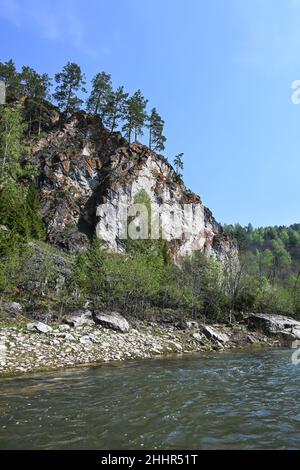 Felsen am Ufer des Zilim. Frühling im Naturpark Zilim in Bashkiria, der Uralregion Russlands. Stockfoto