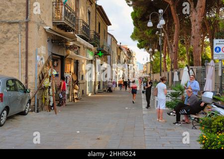 Die schöne touristische Stadt Santa Maria di Castellabate, eines der wichtigsten touristischen Destinationen des italienischen Tourismus, Salerno, Kampanien. Stockfoto