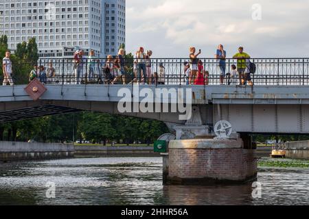 Königsberg, Russland - 30. Juli 2021: Touristen sind an einem Sommertag auf der Honigbrücke. Kneipof Bezirk Kaliningrad Stockfoto