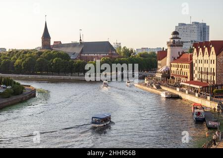 Kaliningrad, Russland - 29. Juli 2021: Blick auf Kneipher und Fischerdorf an einem Sommertag. Der Königsberger Dom steht auf einem Hintergrund Stockfoto