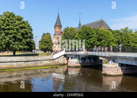 Kaliningrad, Russland - 30. Juli 2021: Kneiphofansicht an einem Sommertag. Der Königsberger Dom steht auf einem Hintergrund Stockfoto