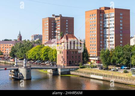 Königsberg, Russland - 30. Juli 2021: Blick auf die Sommerstraße mit der Jubilee Bridge, einer Fußgängerzugbrücke über den Pregolya-Fluss in Königsberg Stockfoto