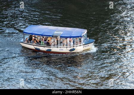 Königsberg, Russland - 29. Juli 2021: Touristenboot mit Passagieren fährt auf dem Fluss Pregolya in Königsberg Stockfoto