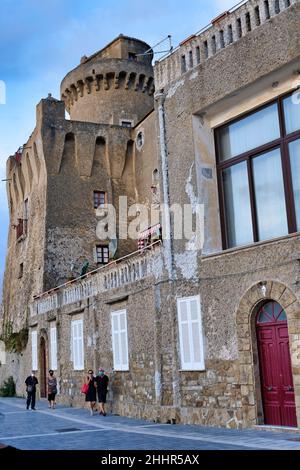 Die schöne touristische Stadt Santa Maria di Castellabate, eines der wichtigsten touristischen Destinationen des italienischen Tourismus, Salerno, Kampanien. Stockfoto